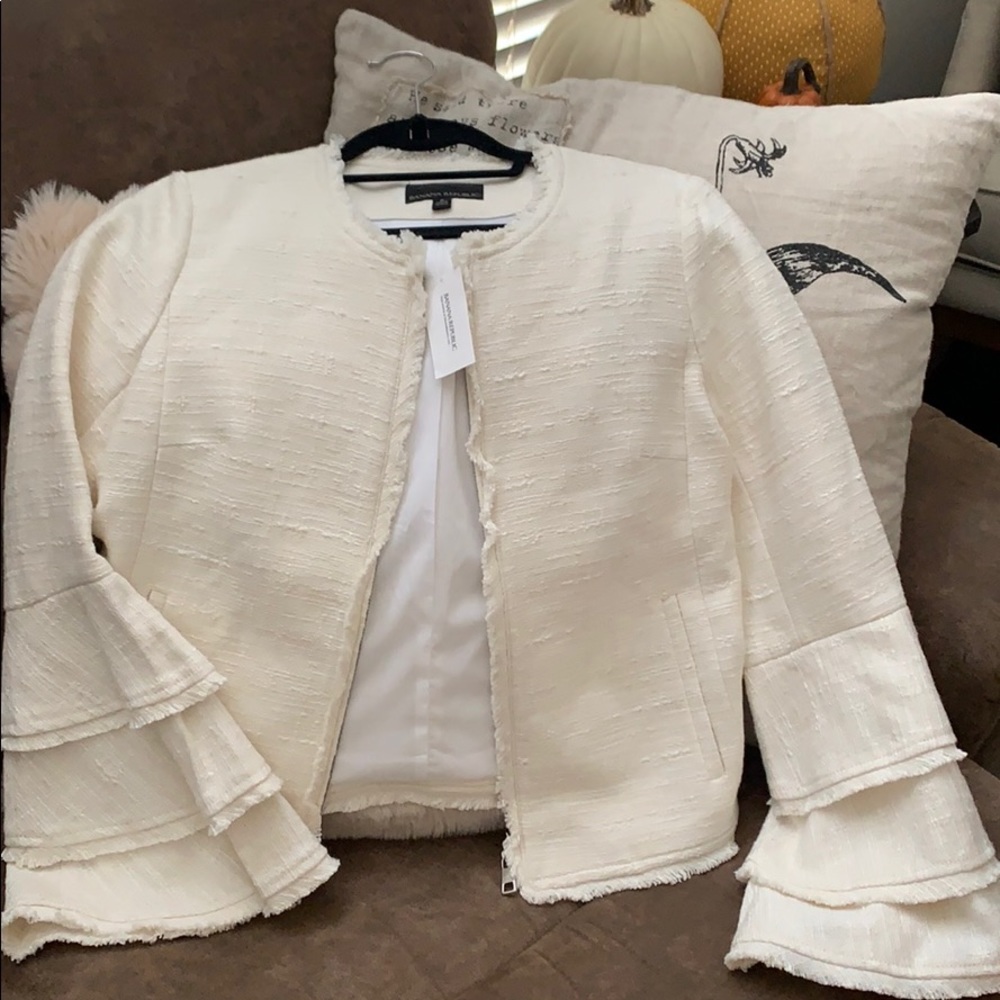 Gorgeous bell sleeve zip jacket!